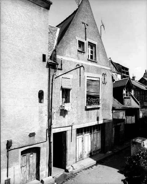 Façade antérieure sur rue.