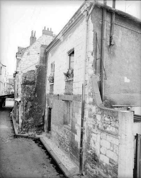 Façade antérieure. La cour intérieure de cette maison est appelée 'cour de Genève' au XVIIIe siècle.