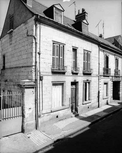 Façade antérieure sur rue.