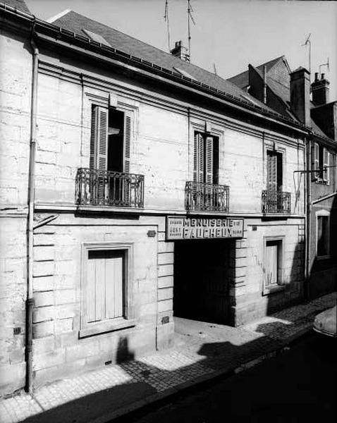 Façade antérieure sur rue, avec enseigne 'Menuiserie Faucheux' au-dessus du porche.