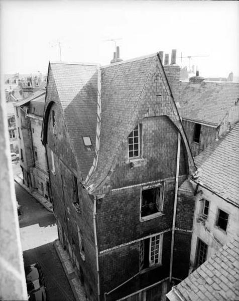 Vue de volume nord-est, fermes débordant des pignons.