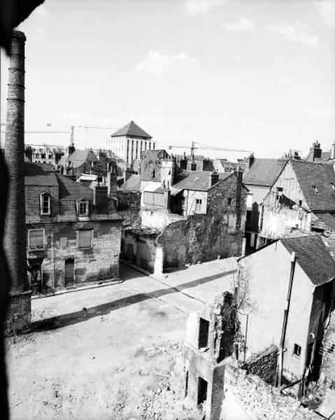 Vue de volume prise du sud-ouest de la rue de la Grille : façade postérieure en pan de bois, petite cour.