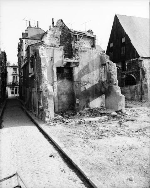 Vestige du mur pignon sud après démolition en juillet 1975.