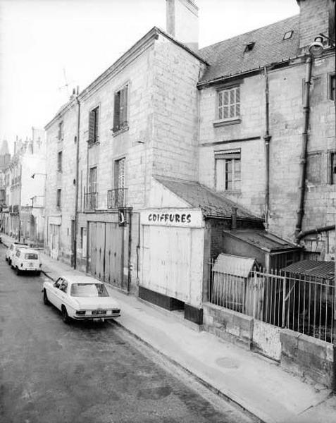 Façade antérieure sur rue vers 1862 et vestige de l'ancien bâtiment en fond de cour.