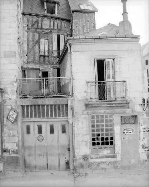 Façade postérieure prise du 17 rue Bretonneau, pan de bois, hourdis de brique en demi épis, tourelle d'escalier hors oeuvre.