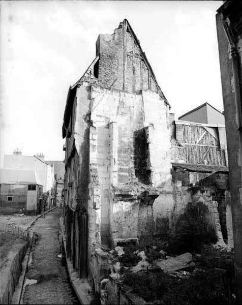 Vestiges du pignon sud : conduits de cheminée en pierre et façade en pierre.