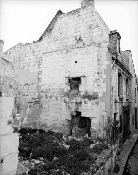 Vestiges du pignon nord : maison en pierre avec cheminée en pierre début XVIIe siècle.