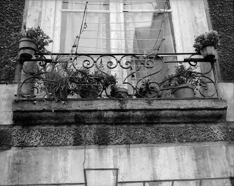 Premier étage, grille de balcon.