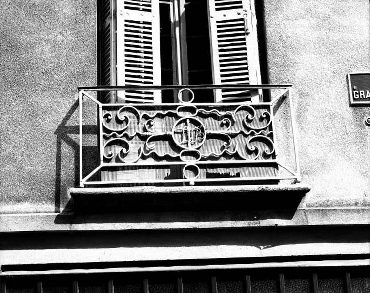 Premier étage, grille de balcon.