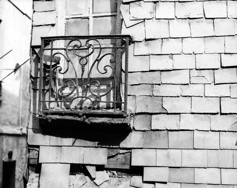 Premier étage, grille de balcon.