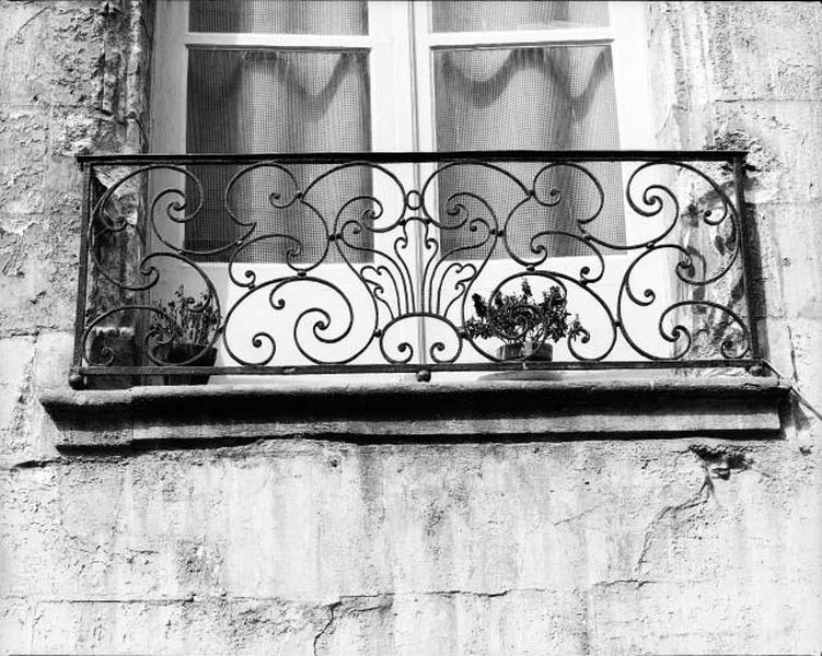 Premier étage, grille de balcon.