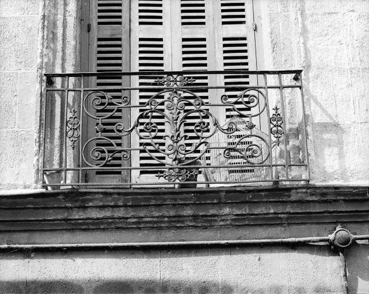 Façade antérieure sur rue, premier étage, grille de balcon en fonte.