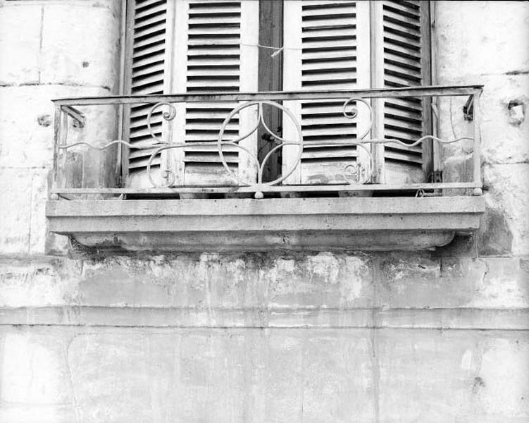 Façade antérieure sur rue, deuxième étage, grille de balcon.