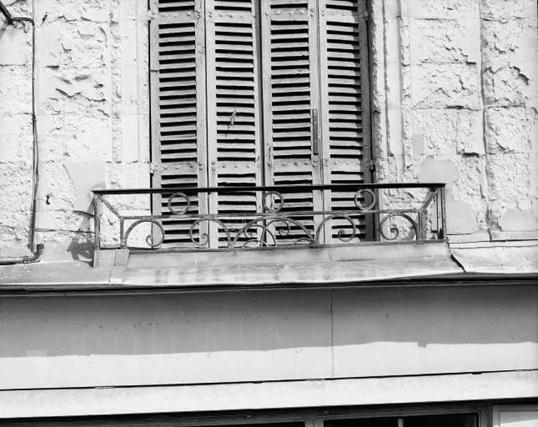 Premier étage, grille de balcon XVIIIe siècle.