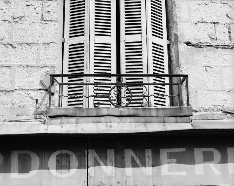 Premier étage, grille de balcon.