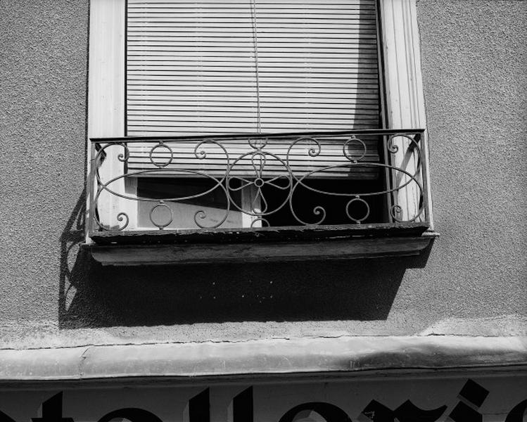 Premier étage, grille de balcon.