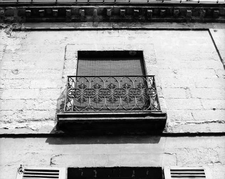 2e étage, grille de balcon.