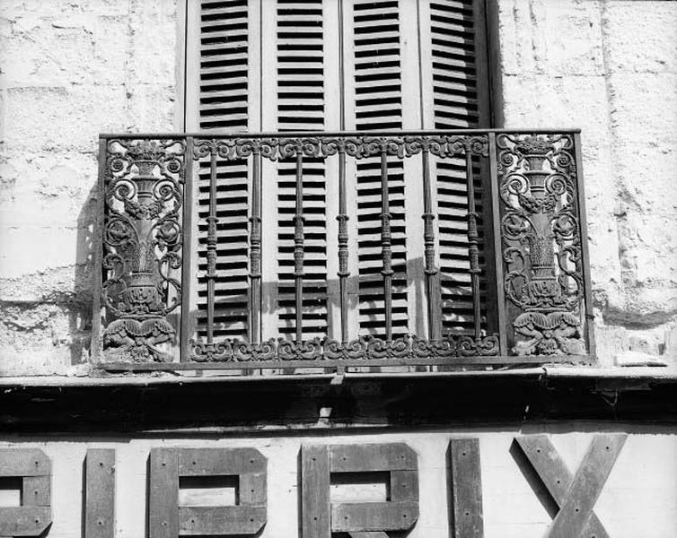 Premier étage, grille de balcon.