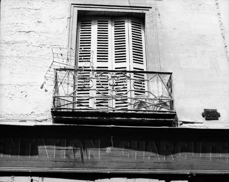 Premier étage, grille de balcon.