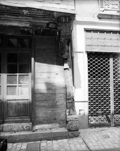 Façade antérieure, rez-de-chaussée, poteau cornier sud-est, détail.