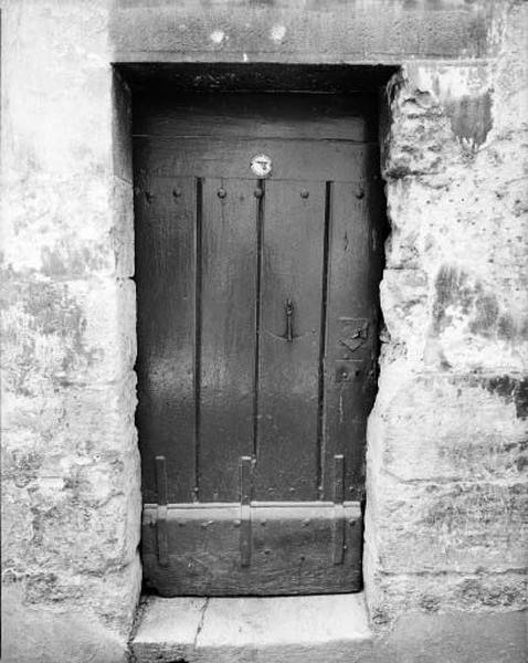 Façade antérieure sur rue, détail : porte extérieure piétonne.