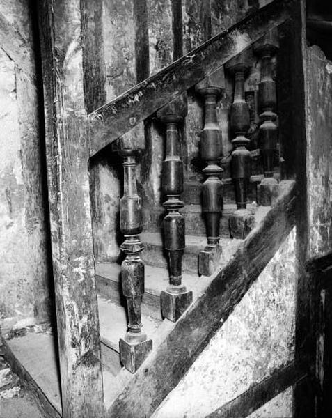 Escalier rampe sur rampe en bois à balustres, XVIIe siècle, premier étage.