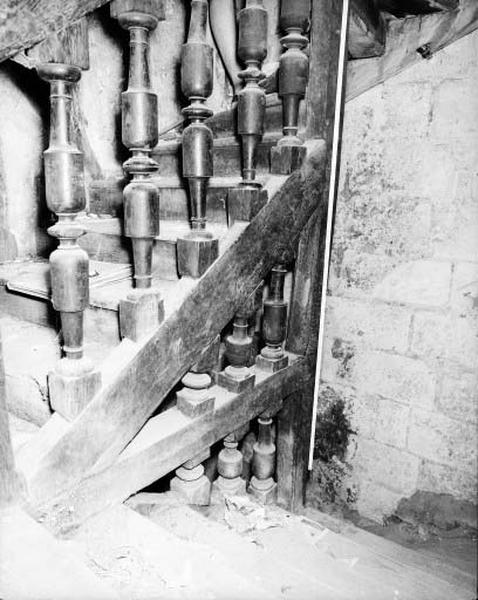 Escalier rampe sur rampe en bois à balustres, XVIIe siècle, deuxième étage.