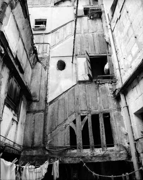 Escalier droit, en bois, hors oeuvre, reliant le corps de logis sur rue à celui en fond de cour.