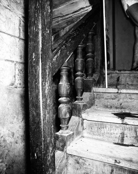 Escalier, détail : balustres de la rampe.