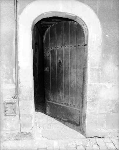 Façade antérieure, porte du rez-de-chaussée en anse de panier et sa menuiserie.