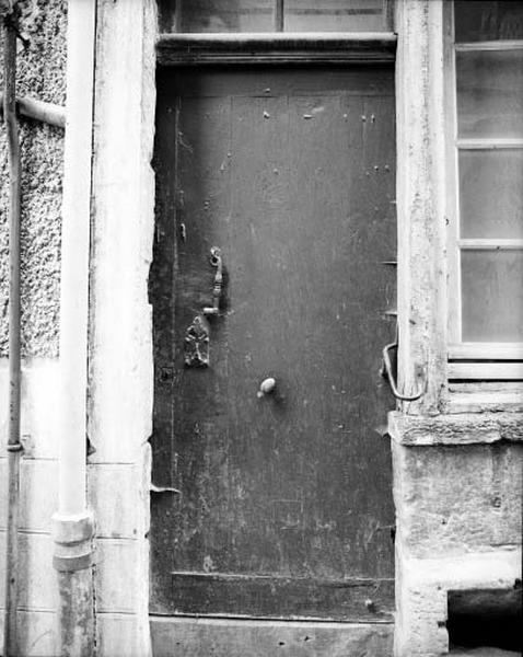 Façade antérieure, porte.