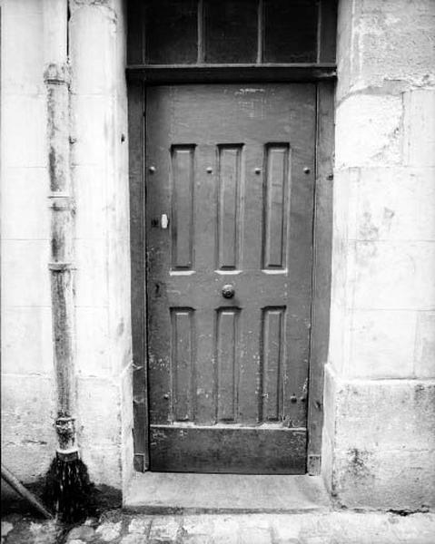 Porte, façade latérale du 55, rue du Grand Marché.