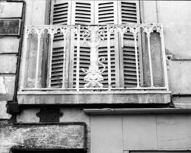 Façade antérieure sur rue, détail : premier étage, grille de balcon en fonte, coupée au centre et remaniée?