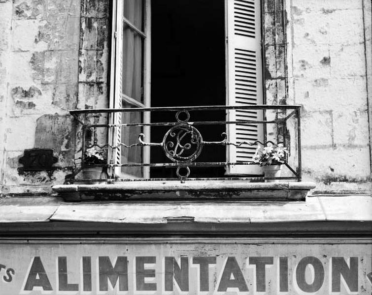 Façade antérieure, grille de balcon XVIIIe siècle.