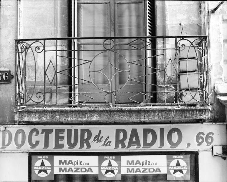 Façade antérieure, grille de balcon.