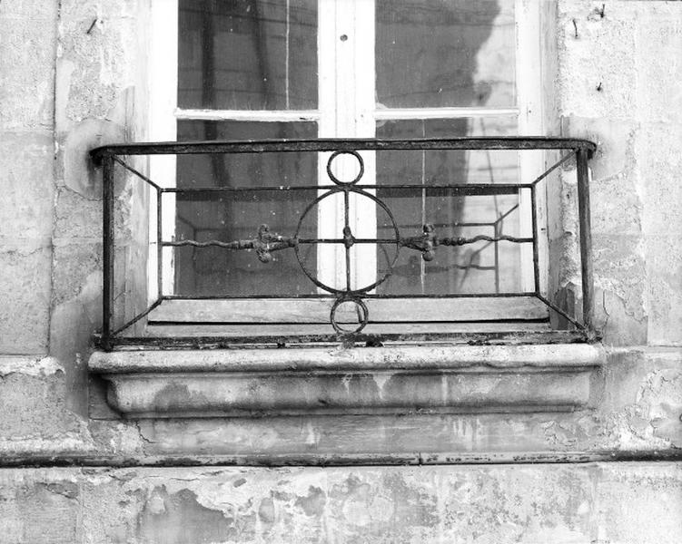 Façade antérieure sur rue, premier étage, détail : grille de balcon en fer forgé fin XVIIIe siècle.