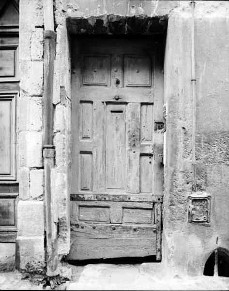 Façade antérieure sur rue, porte du rez-de-chaussée : menuiserie XVIIe siècle. A gauche, ancienne gouttière en pierre.