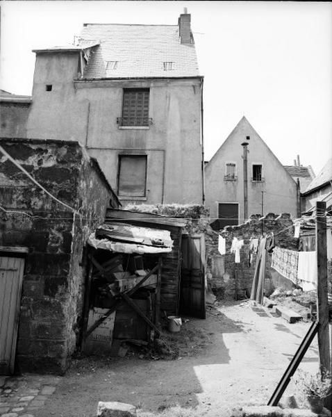 Façade postérieure : à droite au second plan, pignon sur cour. Vue prise du 19 rue des Cerisiers.