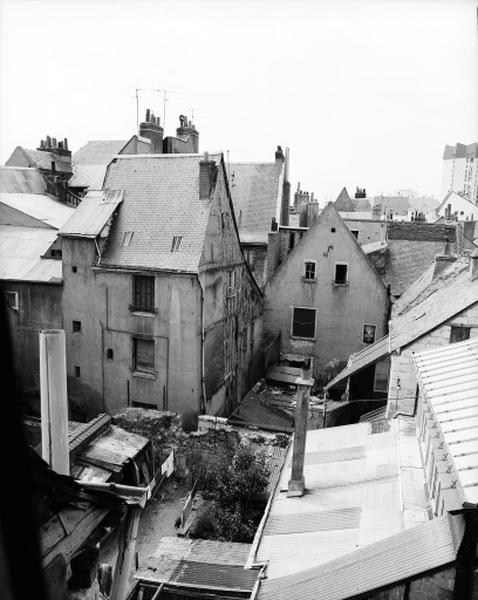 Façade postérieure. Maison à une seule travée de baie et escalier dans oeuvre sur la façade antérieure.