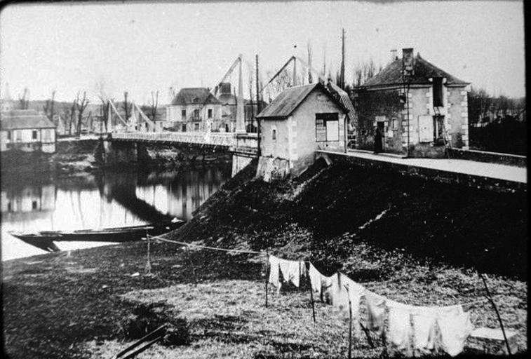 L'ancien pont Saint-Gilles et le poste de péage.