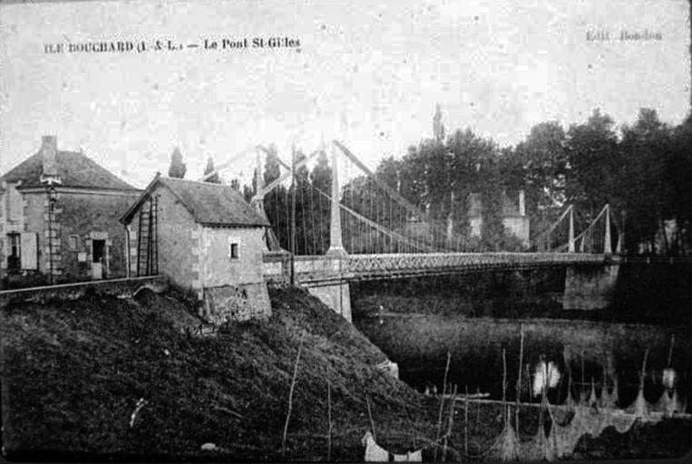 L'ancien pont 'en fil' de Saint-Gilles et les filets de pêche.