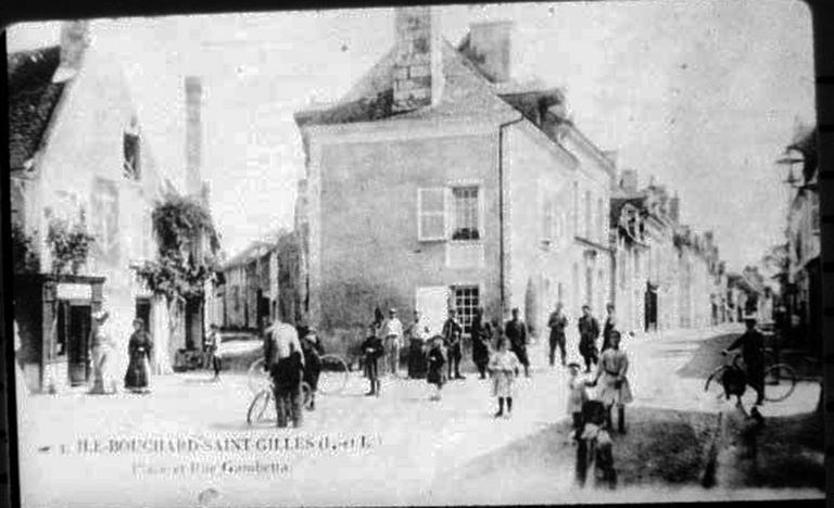 Place et rue Gambetta, à gauche : auberge de la Marine.