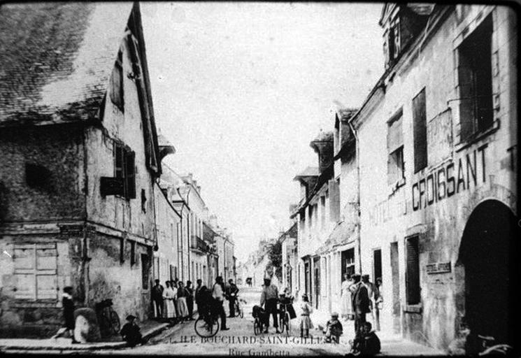 Rue Gambetta : hôtel du Croissant et maison à pan de bois.