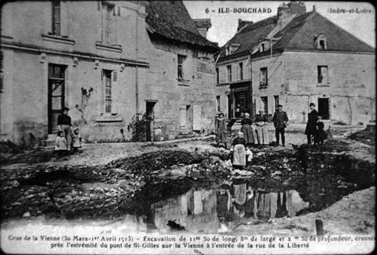 Crue de la Vienne des 30 mars-1er avril 1913 : excavation près du pont de Saint-Gilles à l'entrée de la rue de la Liberté.