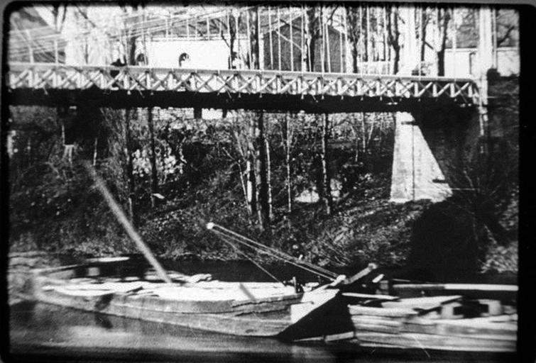 Bateaux à voile passant sous le pont.