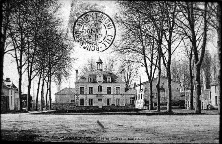 Mairie et école : vue d'ensemble. L'absence du Monument aux morts sur la place indique que la photo a été prise avant 1920.