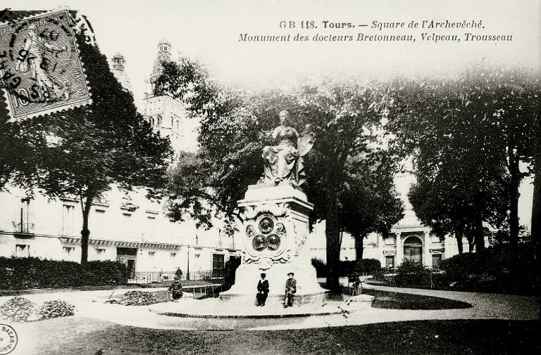 Vue d'ensemble du monument, carte postale ancienne. (édition le Grand Bazar, GB 118).