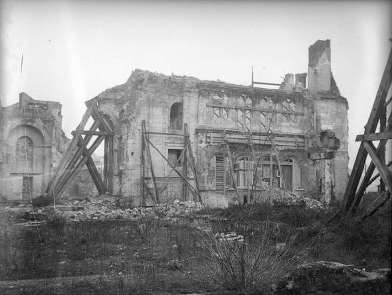 A gauche, partie ouest de l'église, à droite, ancienne chapelle de Beaune (sacristie et congrégation des Ecoliers). Vue prise du nord pendant la destruction des ruines, après incendie, en 1940.