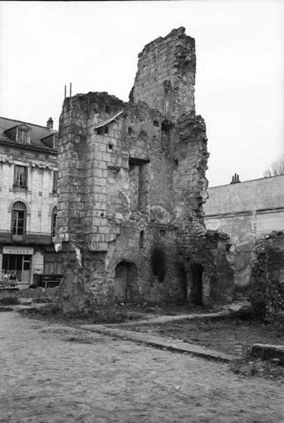 Ruines de l'ouvrage flanquant la tour sud-est en 1949.