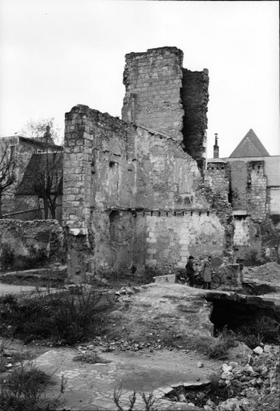 Ruines de l'ouvrage flanquant la tour sud-est en 1949.